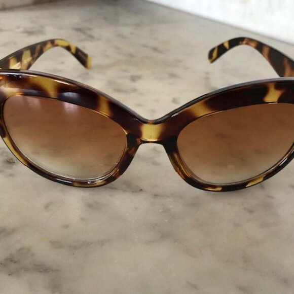 JANIE AND JACK Tortoise Cat Eye Variegated Sunglasses - Picture 7 of 16